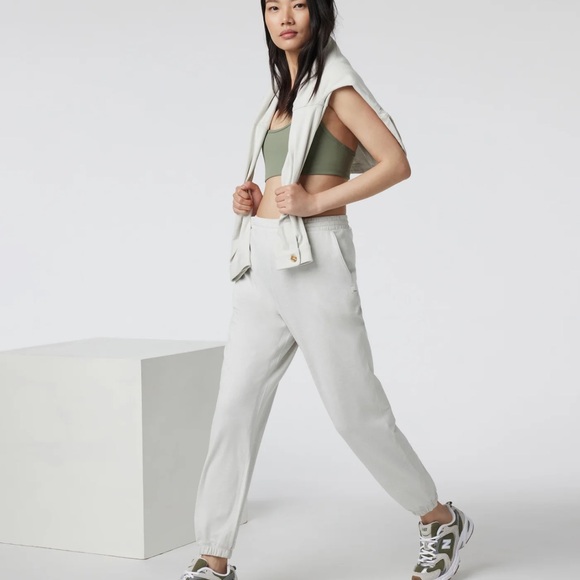 Vuori Pants - Vuori Boyfriend Sweatpants in Salt Heather